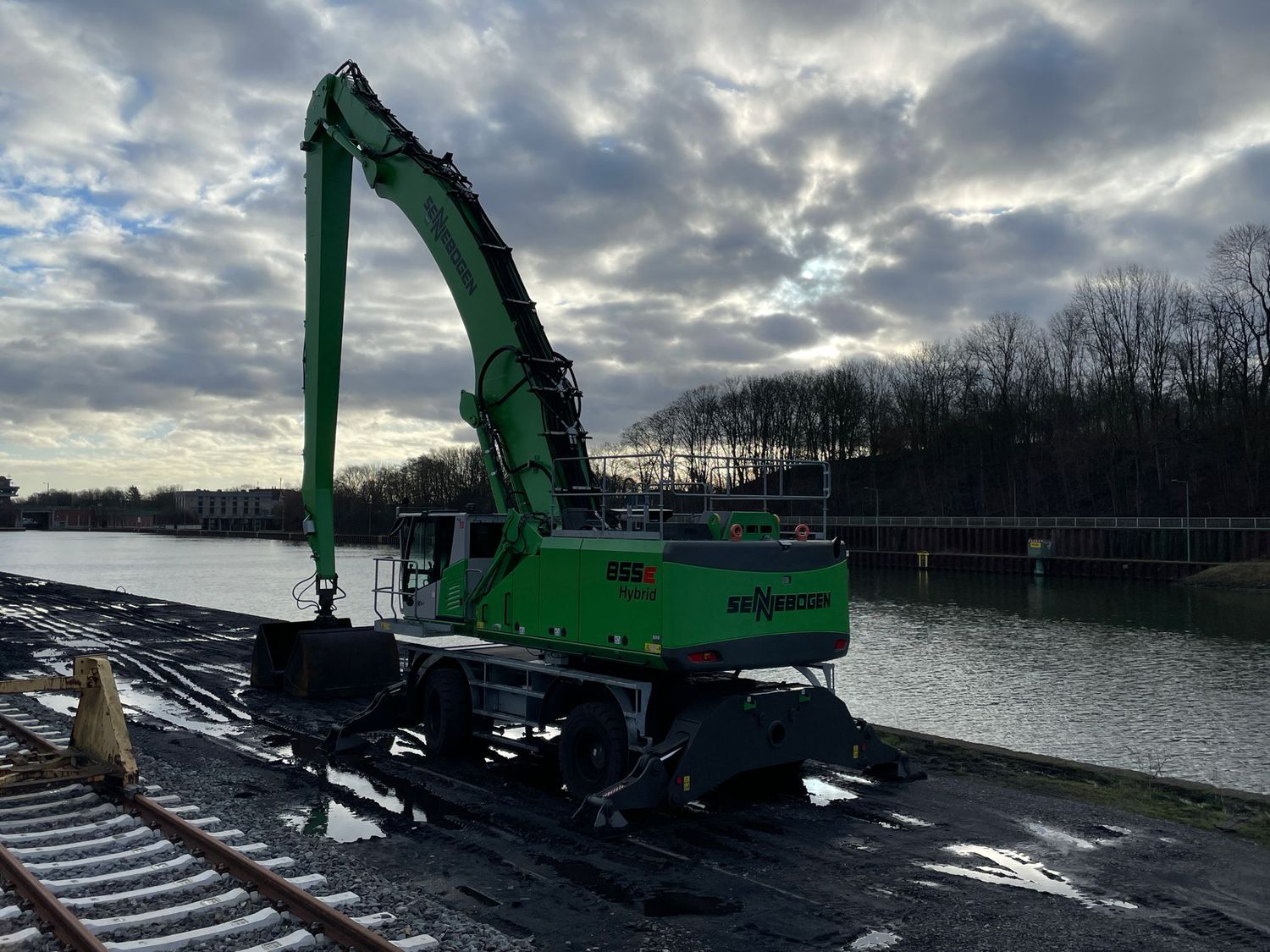 SENNEBOGEN 855 material handler