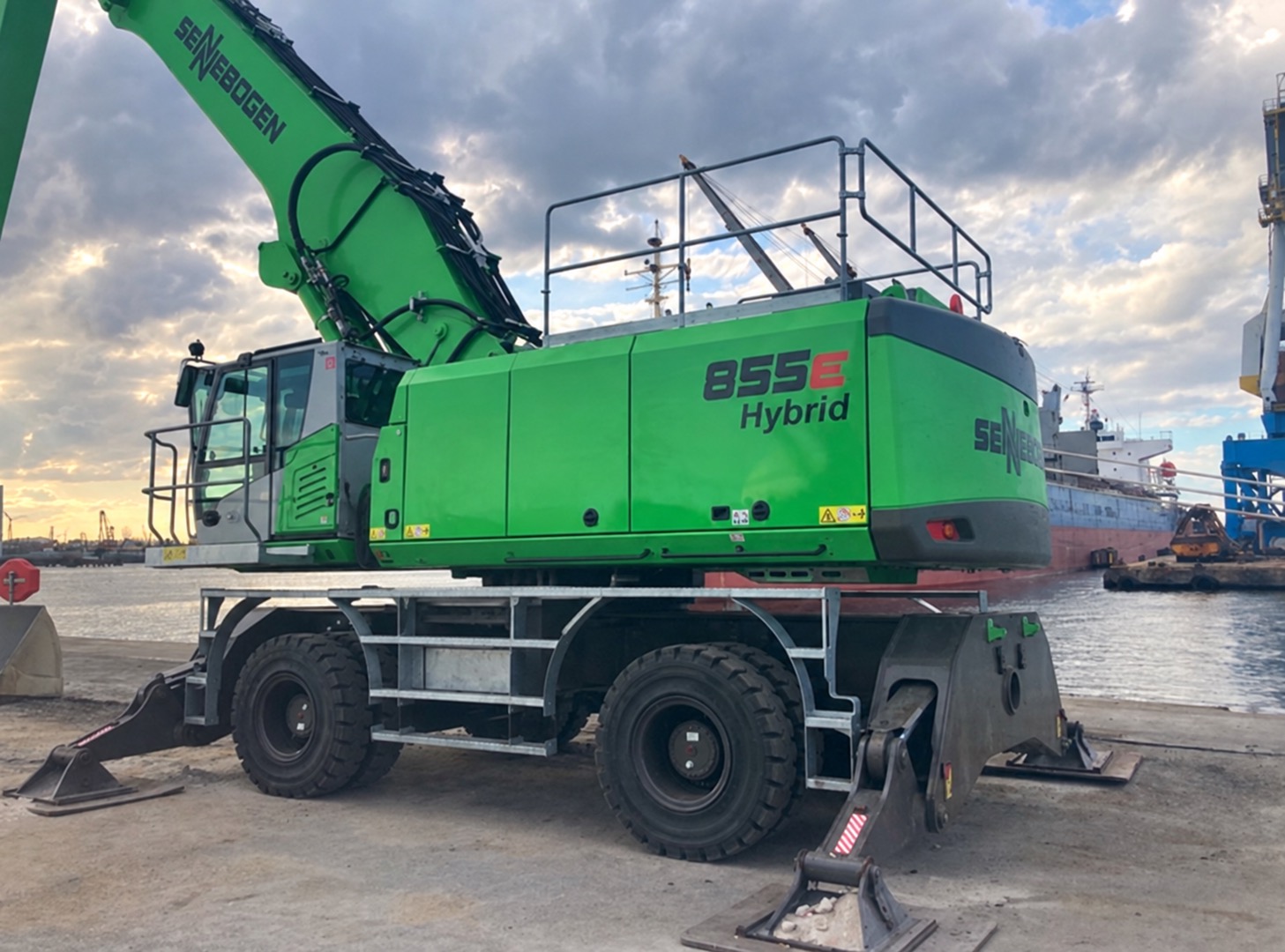 SENNEBOGEN 855 material handler
